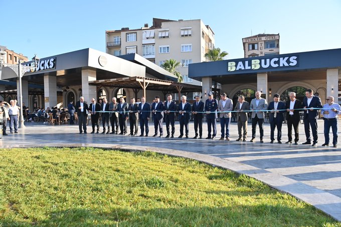 Balıkesir Belediyesi'nin açtığı kahveci Balbucks isim tartışması yarattı