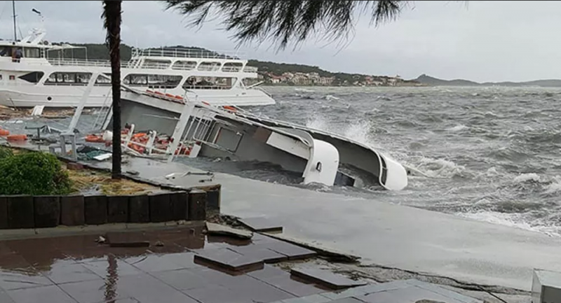 Balıkesir'de fırtına nedeniyle 20 tekne battı