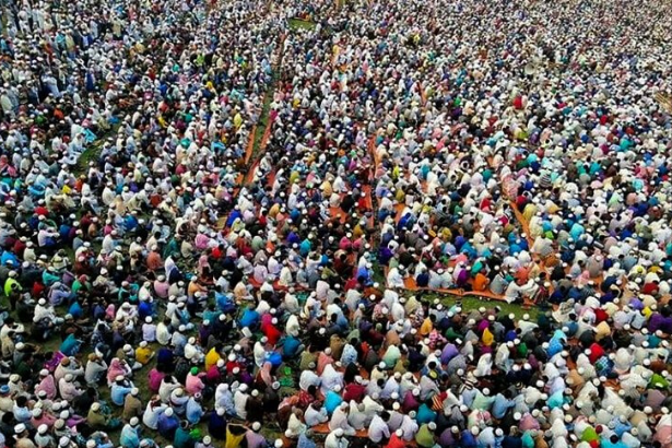 Bangladeş'te koronavirüs duası için on binlerce kişinin toplanması tepki gördü