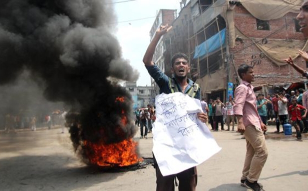 Bangladeş'te öğrenciler yolları kesti!