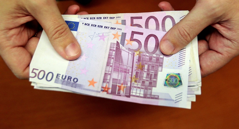 Bankacı zenginlerin hesabından halka 1 milyon euro aktardı