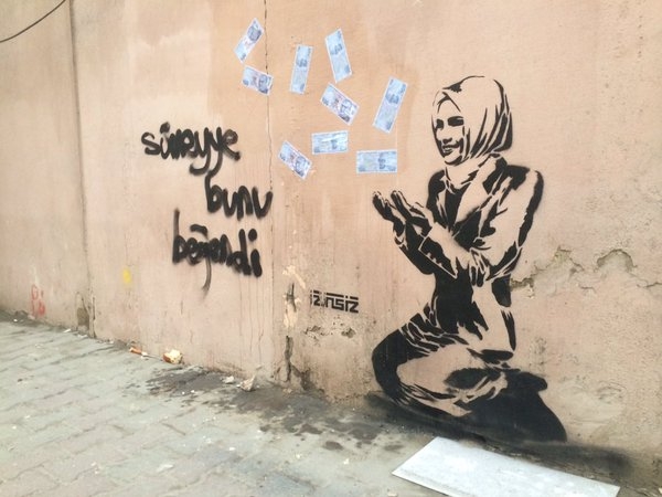 Banksy sergisinin duvarına Sümeyye Erdoğan'ı çizdiler!