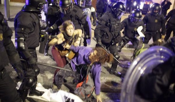 Barselona'da zorla boşaltılan işgal evi protestosu!