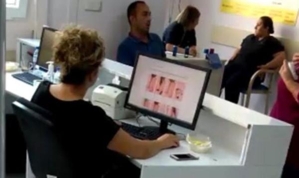 Bartın Devlet Hastanesi'nde hastalar sıra beklerken görevli internette alışveriş yaptı