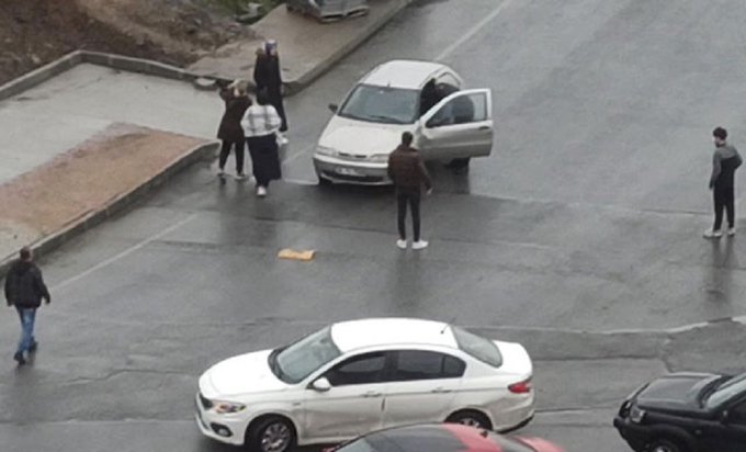 Başakşehir'de bir kadını zorla otomobile bindirmek isteyen kişiye çevredekiler engel oldu 