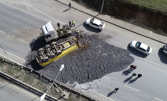 Başakşehir'de hafriyat kamyonu dorsesi devrildi; Tonlarca hafriyat yola saçıldı 