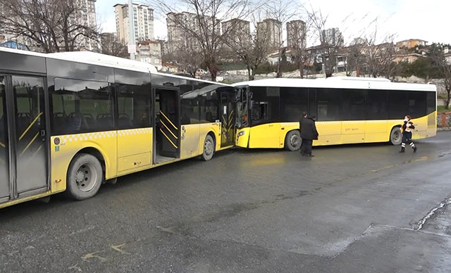 Başakşehir'de İETT otobüsleri çarpıştı: 1 yaralı