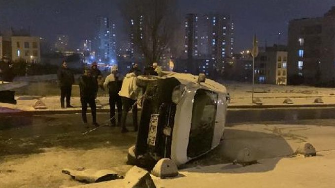 Başakşehir'de karda kayan araç takla attı: 2 yaralı