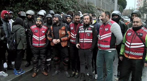 Başakşehir'de motosikletli kuryelerden kornalı protesto