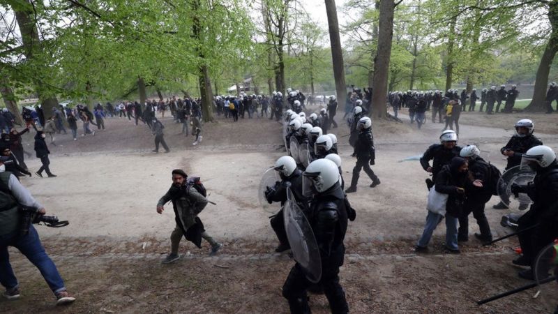 Belçika'da koronavirüs önlemlerine karşı parti yapanlar polisle çatıştı