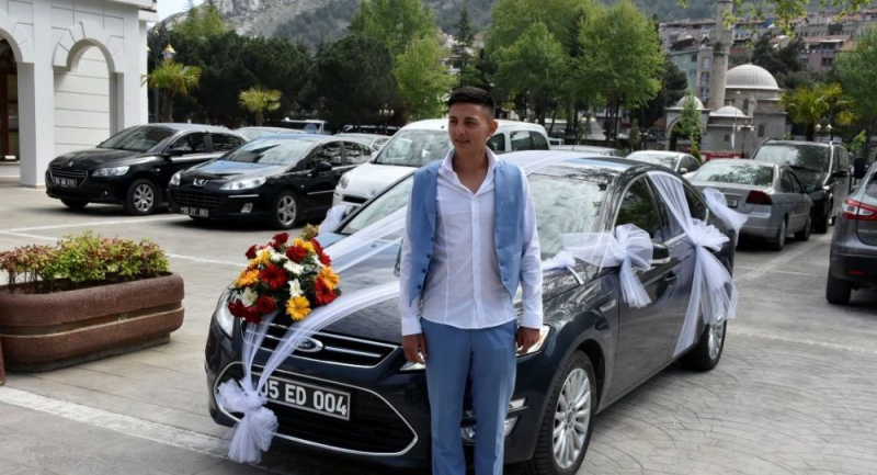 Belediye Başkanı Mehmet Sarı da makam aracını gelin arabası yaptı