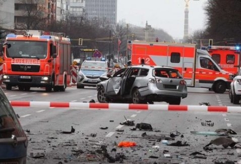 Berlin'de bomba yüklü araç patladı!