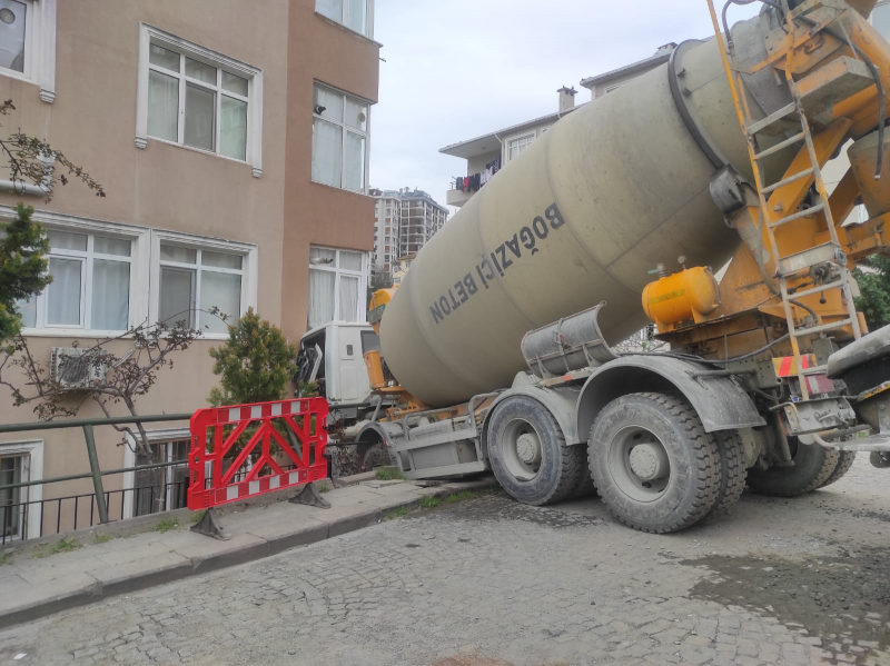 Beşiktaş'ta beton mikseri 6 katlı binaya çarptı 