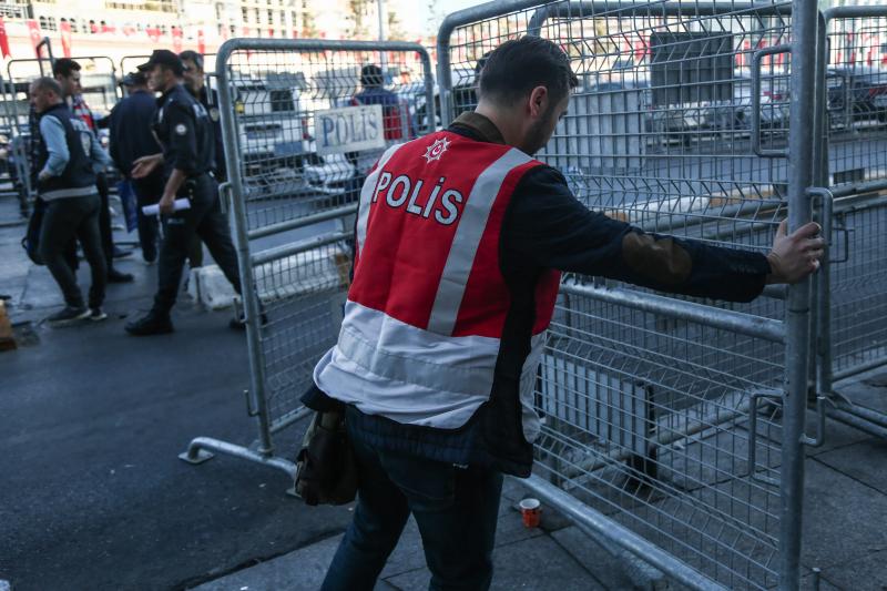 Beşiktaş'ta slogan atarak Taksim Meydanı'na çıkmak isteyen gruba polis müdahalesi