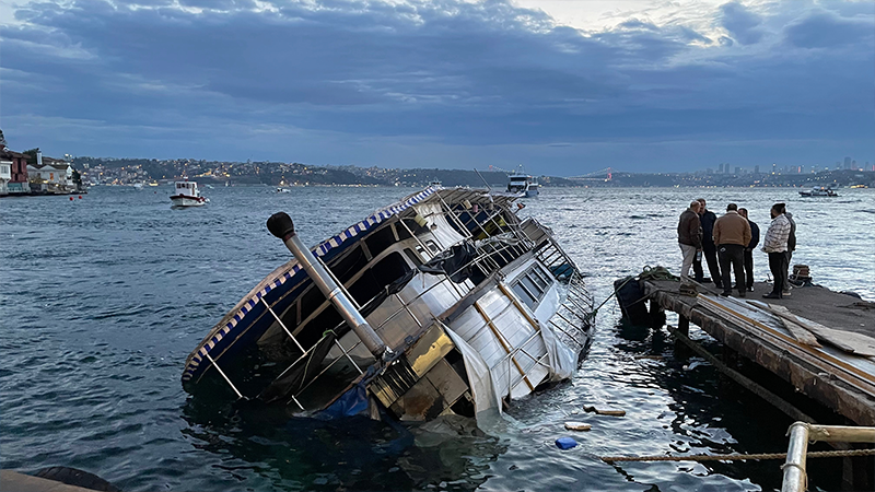Beykoz'da etkili olan lodos kıyıdaki tekneyi batırdı