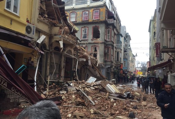 Beyoğlu'nda 5 katlı bina çöktü!