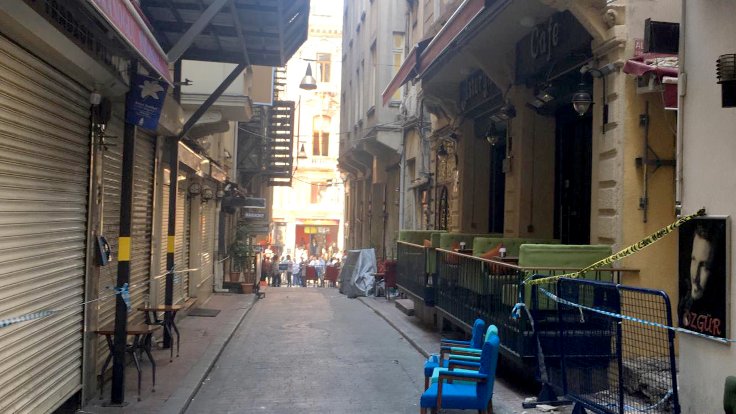 Beyoğlu'nda çökme tehlikesi olan binanın olduğu sokaktaki dükkanlar boşaltılıyor