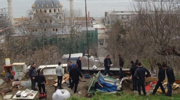 Beyoğlu'nda zabıta evsizin çadırını yıktı!