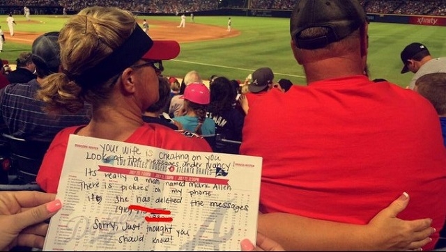 Beyzbol maçında not: Eşin seni aldatıyor, üzgünüm!