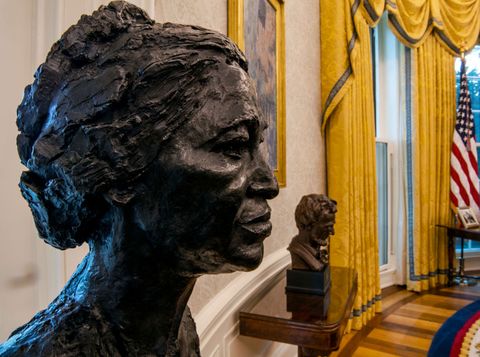 Biden, Trump'ın 'diyet kola düğmesini' kaldırttı, Rosa Parks heykeli yerleştirdi