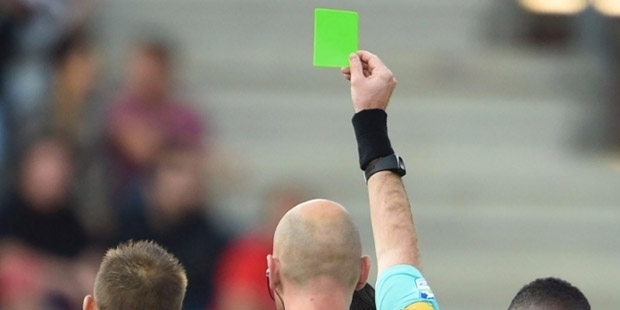 Bir futbolcuya ilk kez yeşil kart gösterildi!