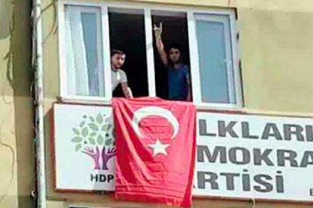 Bir grup zorla HDP binasına girip Türk bayrağı astı!
