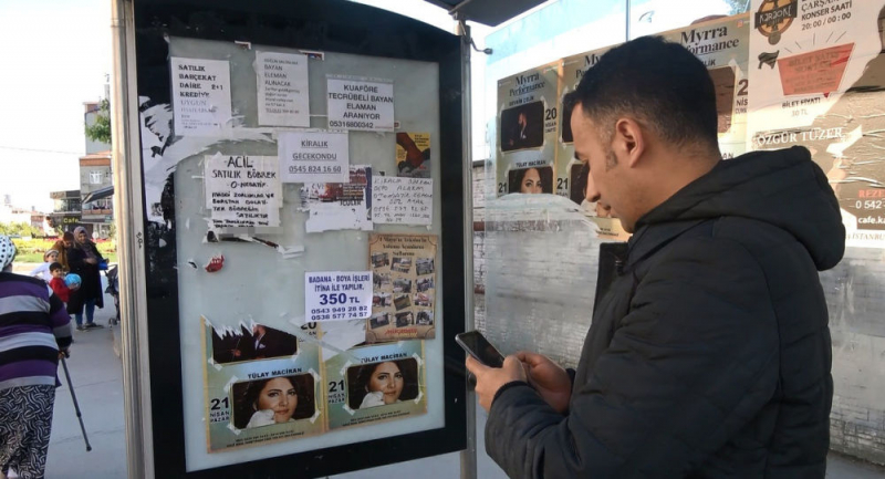 Bir kişi otobüs duraklarına 'sahibinden satılık böbrek' ilanı yapıştırdı