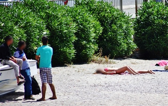Bodrum sahilinde güneşlenen kadınlara taciz!