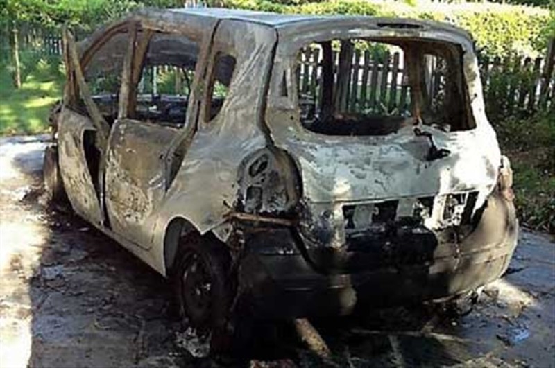 Boğa güreşleri düzenleyen belediye başkanının aracı yakıldı!