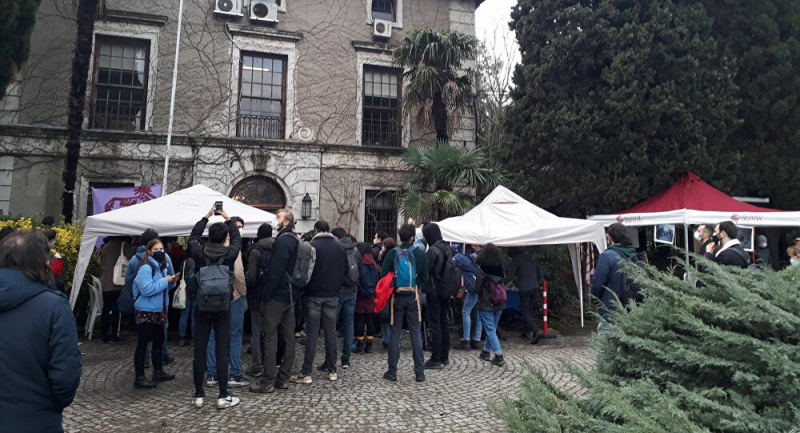 Boğaziçi Üniversitesi protestosu: Öğrencilerin kurduğu çadırı kırdılar