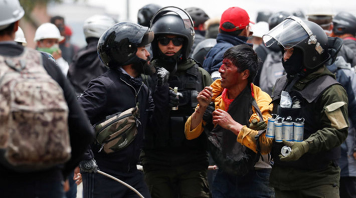 Bolivya'daki darbe sonrası polis evlere saldırmaya başladı