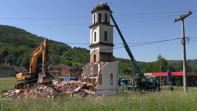 Bosna Hersek'te, Müslüman kadının bahçesine izinsiz yapılan kilise yıkıldı 