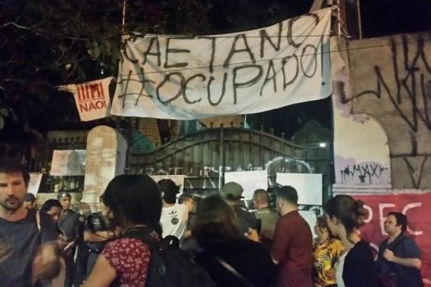 Brezilya'da öğrenciler 60 okulu işgal etti!