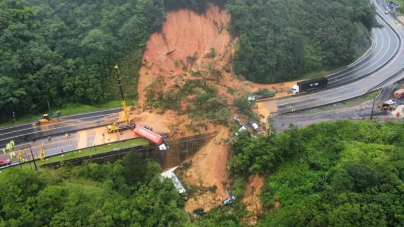 Brezilya'da otobanda toprak kayması: En az iki kişi hayatını kaybetti, onlarca kayıp aranıyor 