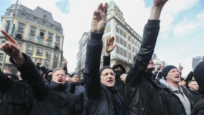 Brüksel'de Nazi selamı veren kalabalığa müdahale!