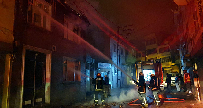 Bursa’da 2 katlı metruk bir binada yangın