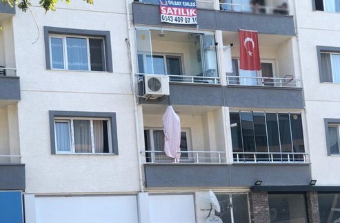 Bursa'da bir kişi balkonda kendini astı