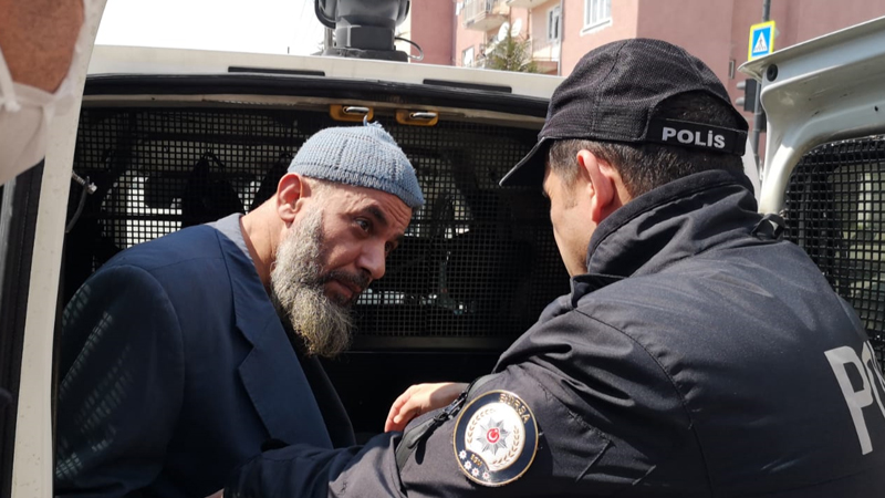 Bursa'da sokağa çıkmakta direnen ve polise hakaretler yağdıran şahıs gözaltına alındı