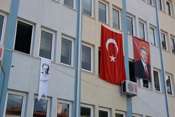 Büyük Erdoğan posteri, küçük Atatürk flamasına soruşturma