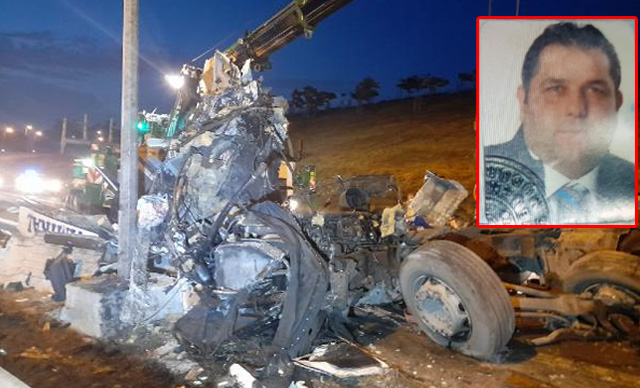 Büyükçekmece'de TIR kazası: Sürücü kabini paramparça oldu