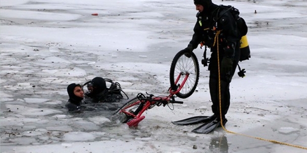 Buz üzerinde bisiklete binen 2 çocuk boğularak hayatını kaybetti