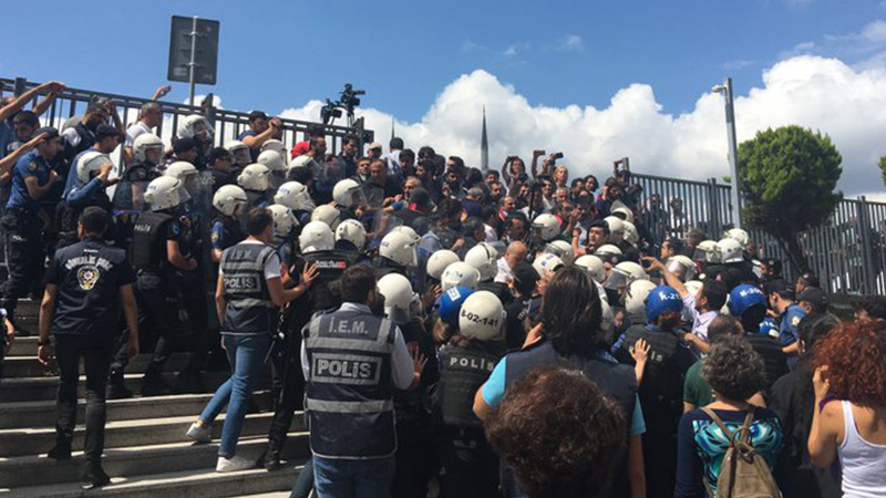 Çağlayan Adliyesi önünde kayyım atamalarını protesto etmek isteyen avukatlara polis müdahalesi