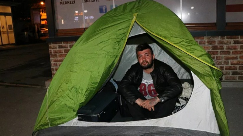 Çalışmak için gittiği şehirde işsiz kalan adam, memleketine dönemediği için çadırda yaşamaya başladı