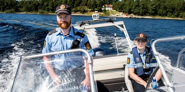 Can yeleği giymeyi unutan Norveçli polis kendisine ceza kesti!