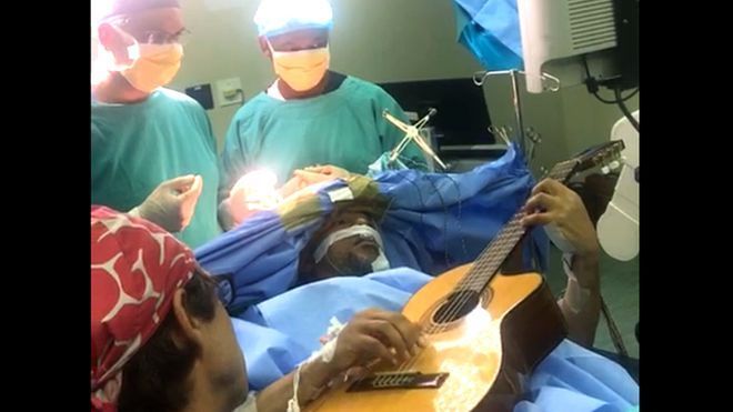  Caz müzisyeni, açık beyin ameliyatı olurken gitar çaldı