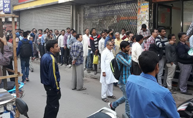 Çekilmek istenen paranın 5 katını veren ATM, Hindistan'da izdihama neden oldu