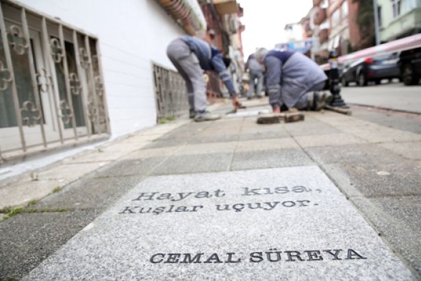 Kadıköy Belediyesi Cemal Süreya'nın şiirlerini sokağa taşıyor!