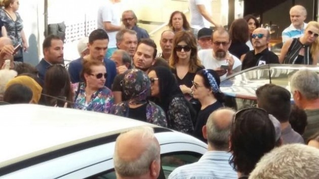 Cenazede Fatma Girik ve Türkan Şoray'a sağlık görevlileri müdahale etti!