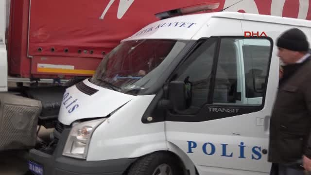 Çevik Kuvvet minibüsü TIR'a çarptı: 11 polis yaralı