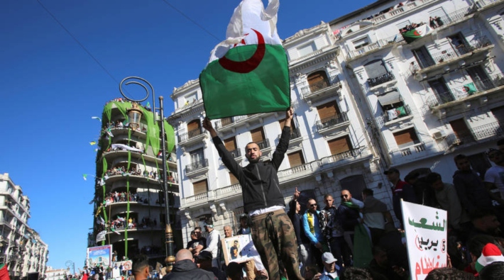 Cezayir'de 10 haftadır gösteriler sürüyor